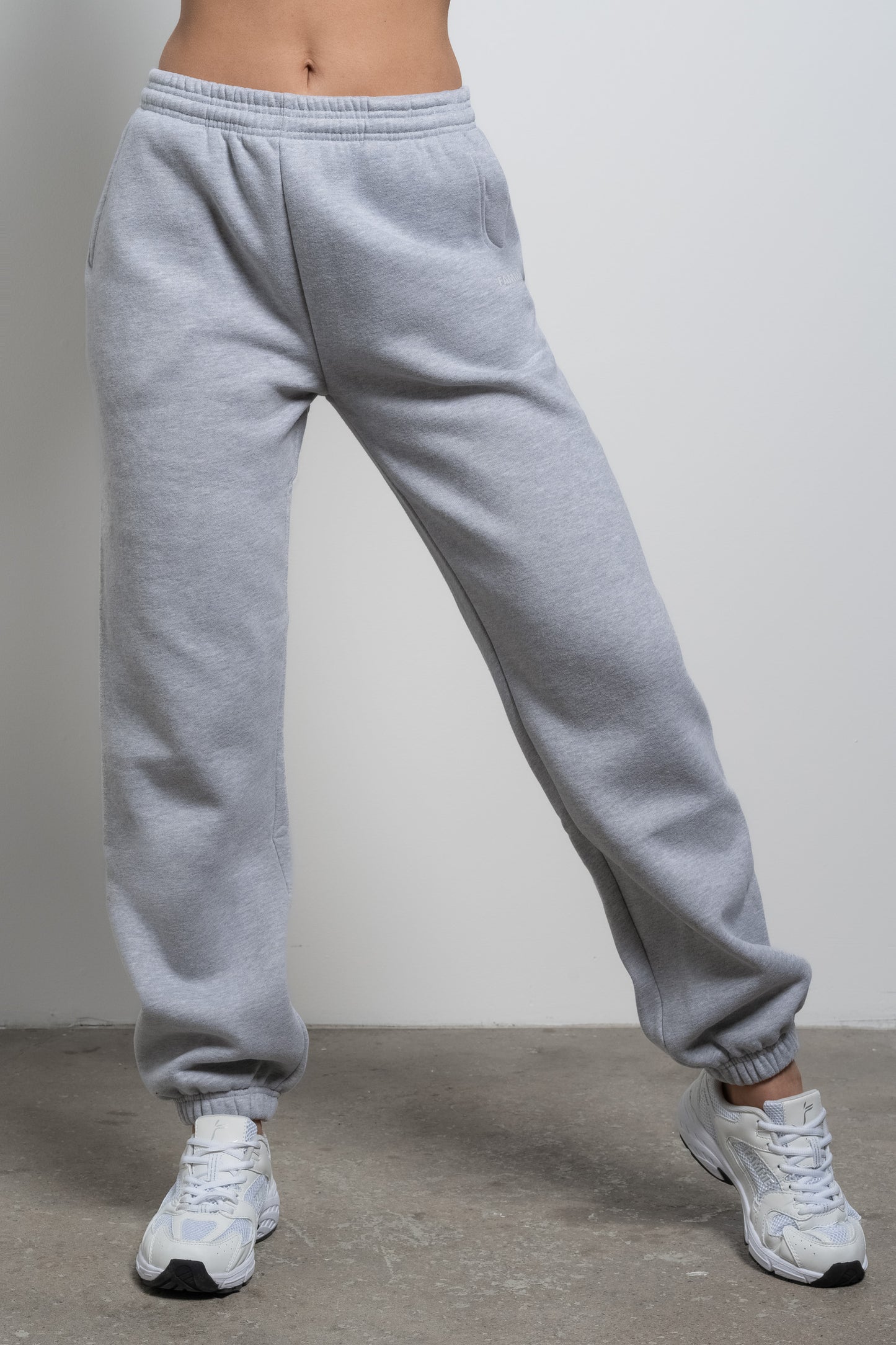 Grey Essential Oversized Jogger - for dame - Famme - Jogger